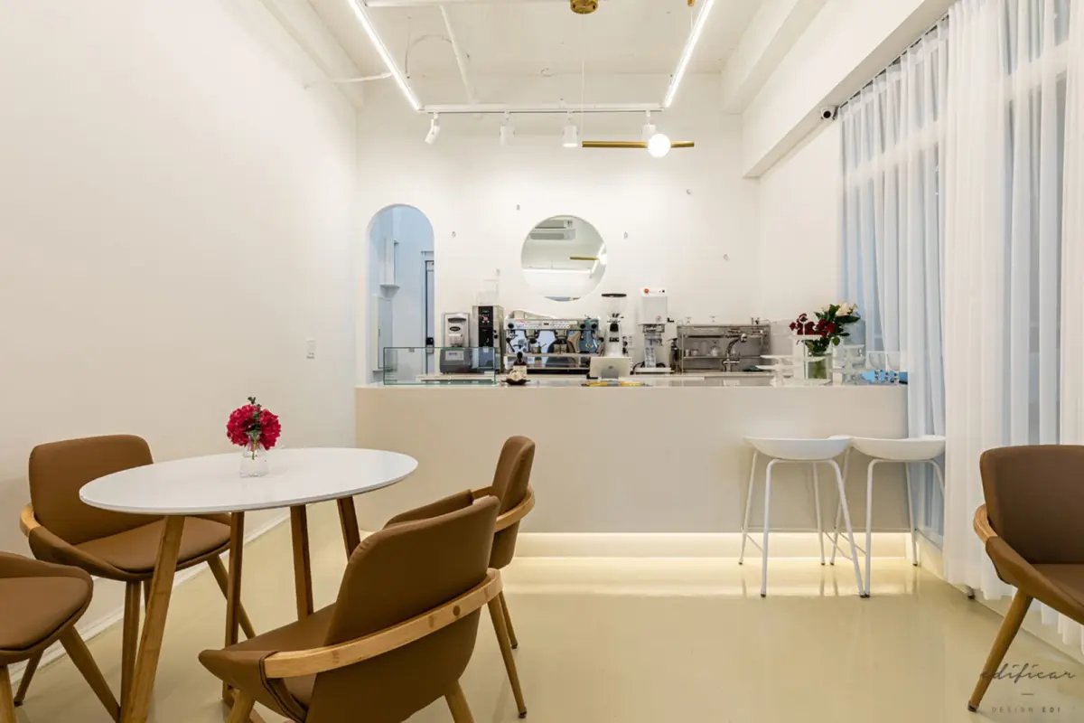 화이트 미니멀 카페 LEV 카운터 인테리어